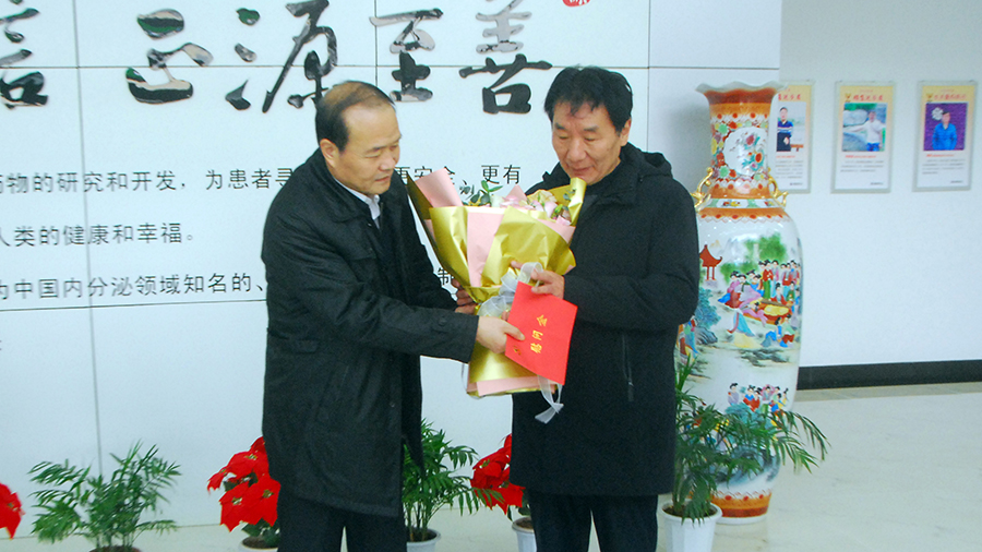 市委常委尹哲強(qiáng)走訪慰問李永安董事長