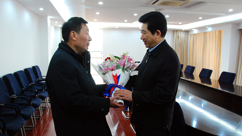 市政協(xié)主席仲昆代表市委、市政府慰問(wèn)李永安董事長(zhǎng)并視察德源