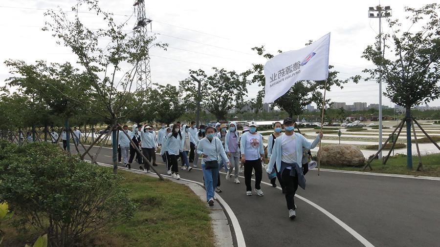 公司團建開展迎國慶勁走、燒烤活動